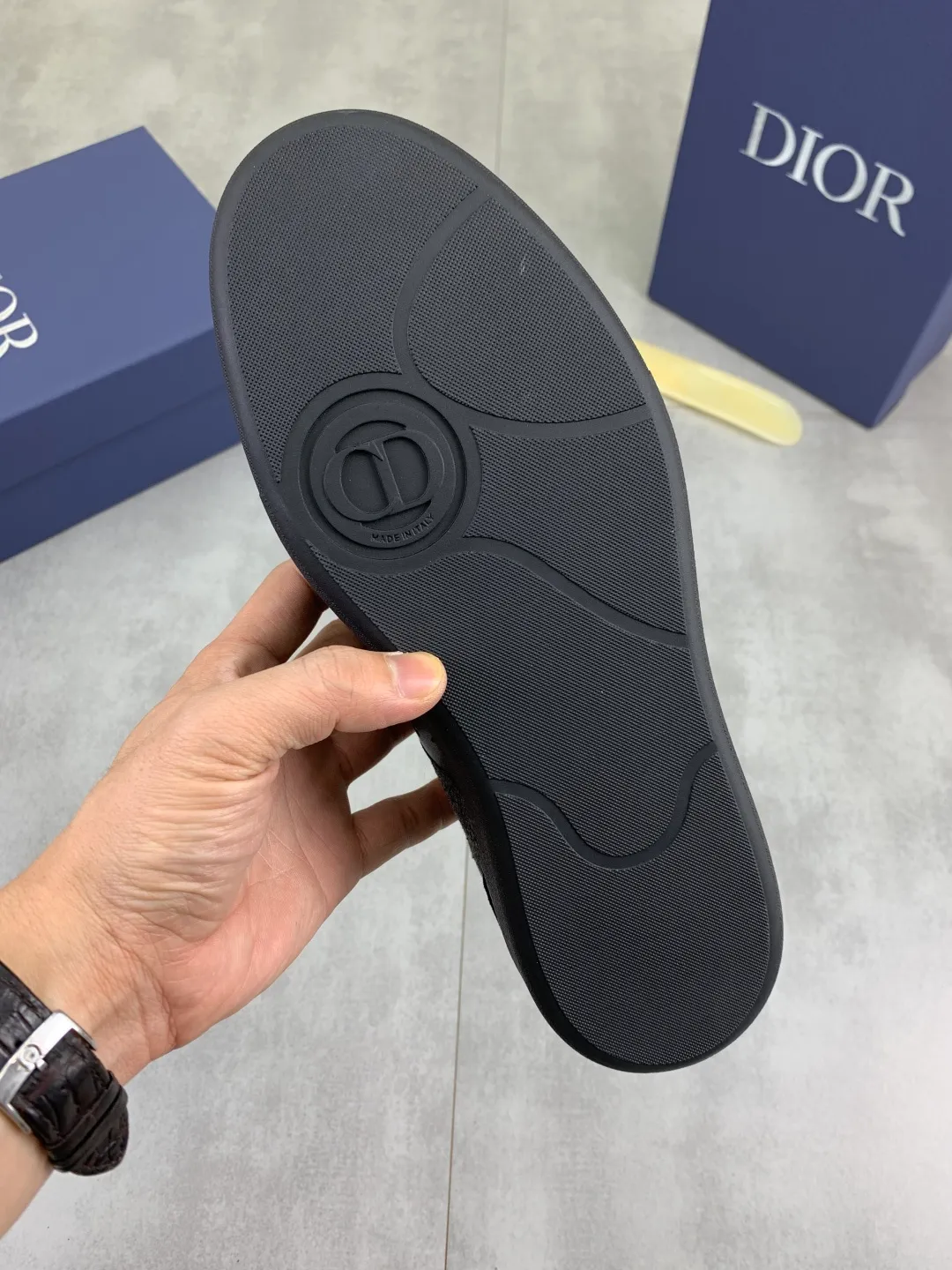 Men's shoes 💰P380 New Dior B01 moral training shoes, white first-layer cowhide, original molded outsole. New to the fall collection, this sneaker marks the return of a Dior classic, reinterpreted in a stylish and elegant silhouette. Crafted from white smooth first-grain cowhide with a tonal silk sheepskin lining, it features the Dior logo on the tongue and inner sides, and a CD icon on the heel. Paired with Tpu anti-slip soles of the same color, it can be matched with various styles to create a sophisticated look.  Code number: 38-44
